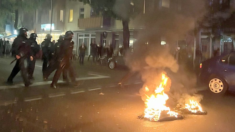 Autoreifen brannten: In der Nacht kam es in Berlin-Neukölln zu Ausschreitungen. Foto: Julius-Christian Schreiner/dpa