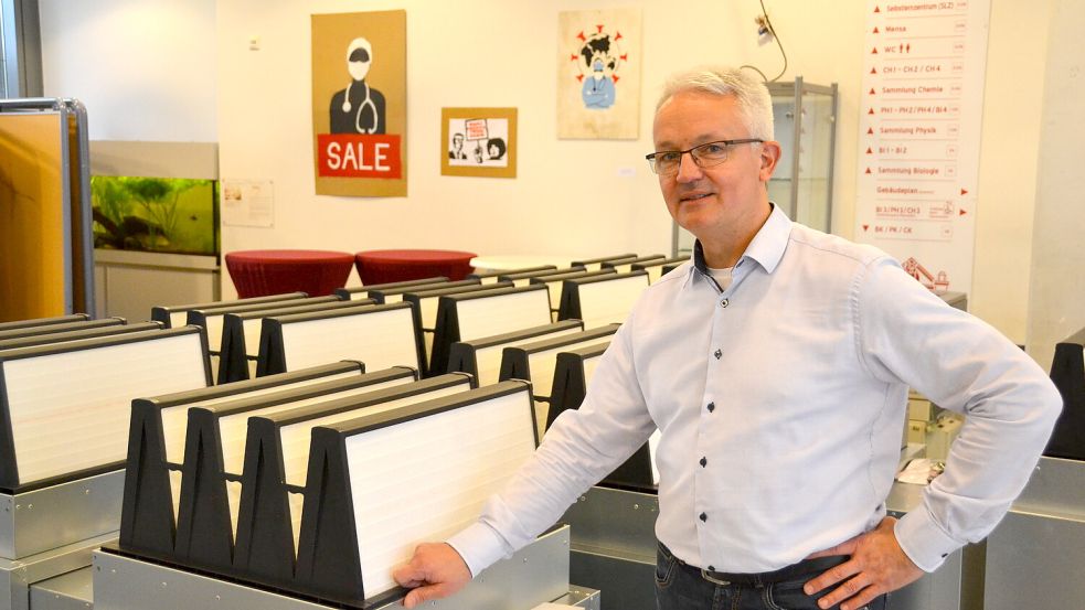 Rüdiger Musolf, Schulleiter des Gymnasiums Ulricianum in Aurich, konnte sich schon 2021 über die Luftfilter für seine Schule freuen. Foto: Aiko Recke