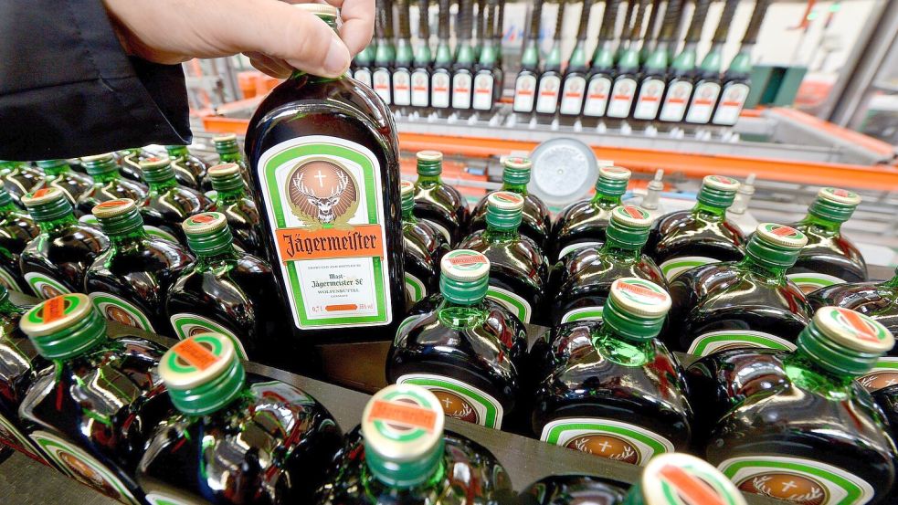 Der Diebstahl einer Flasche Jägermeister kam zwei jungen Brookmerlandern teuer zu stehen. Foto: DPA