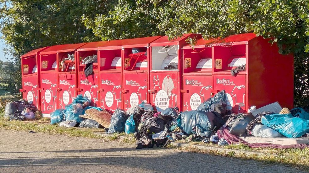 Kein schöner Anblick: Die Altkleidercontainer an der Leezdorfer Straße in Leezdorf müssen dringend geleert werden. Foto: privat