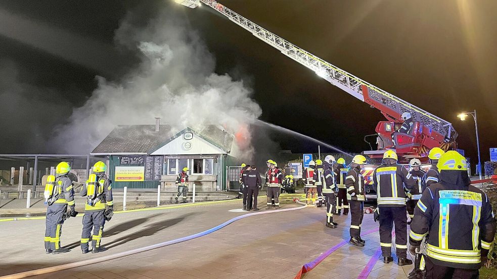 Als die ersten Einsatzkräfte eintrafen, stand die „Deichkombüse“ bereits in Vollbrand. Foto: Feuerwehr