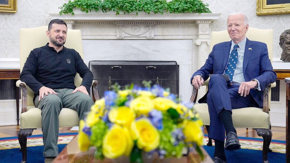 So saßen Biden und Selenskyj im Weißen Haus zusammen. In Ramstein wird es kein Treffen geben. (Archivbild) Foto: Susan Walsh/AP