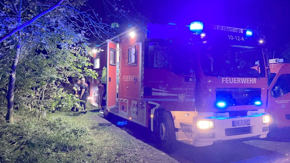 Mehrere Auricher Feuerwehren rückten ins Pfalzdorfer Moor aus. Foto: Sönke Geiken/Feuerwehr