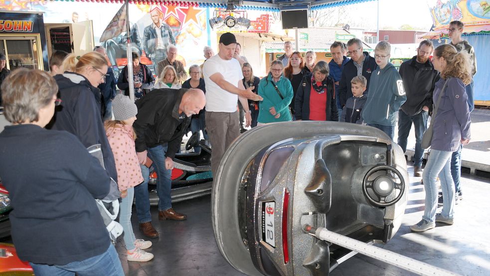 So funktioniert ein Autoscooter-Fahrzeug: Schaustellerchef und Autoscooter-Inhaber Timo von Halle hat ein Auto auf die Seite gelegt und gewährt interessante Ein- und Anblicke. Foto: Udo Hippen