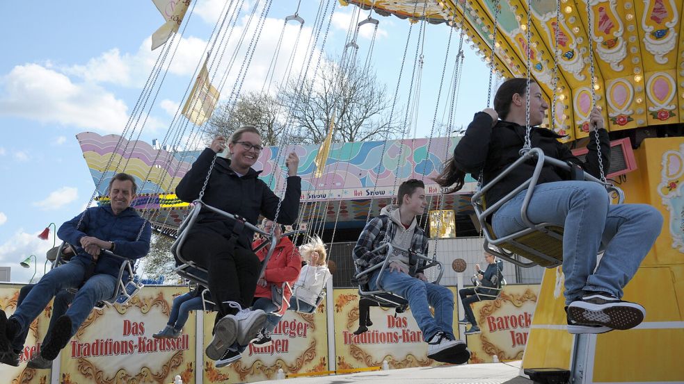 Es wird nicht nur geschaut: Die Fahrt mit einem Karussell gehört natürlich auch zur Backstage-Tour dazu. Foto: Udo Hippen