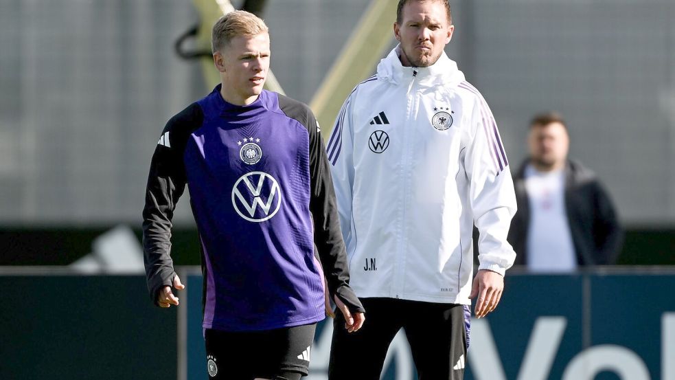 Bundestrainer Julian Nagelsmann (r) schaut bei Sturm-Kandiat Jonathan Burkardt genau hin. Foto: Armin Weigel/dpa