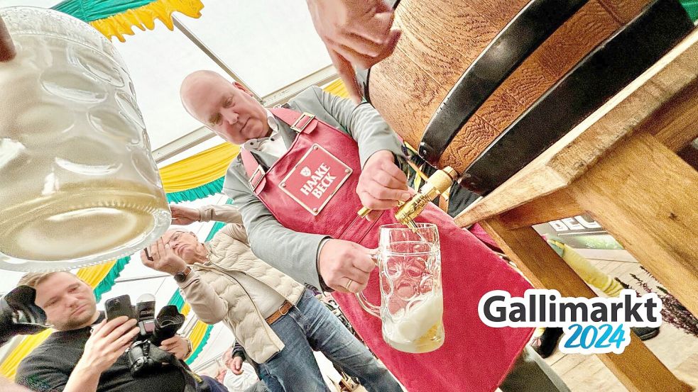 Bürgermeister Claus-Peter Horst zapfte nach dem Fassanstich das erste Bier. Foto: Ortgies