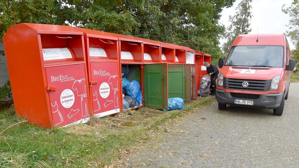 Ein Mitarbeiter der Bremer Firma „BreEnt GmbH“ leert am Mittwoch die Container für Altkleider und Schuhe an der Leezdorfer Straße in Leezdorf. Foto: Thomas Dirks