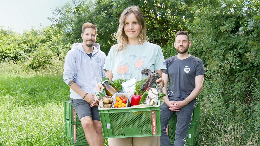 Online bestellte Bio-Produkte liefert der Biobote Ostfriesland direkt an die Haustür. Das Foto zeigt die Unternehmensgründerin Lisa mit ihrem Mann Ivan (rechts) und dem Geschäftsführer des Bioboten Ostfriesland, Sebastian Bosse. Fotos: privat