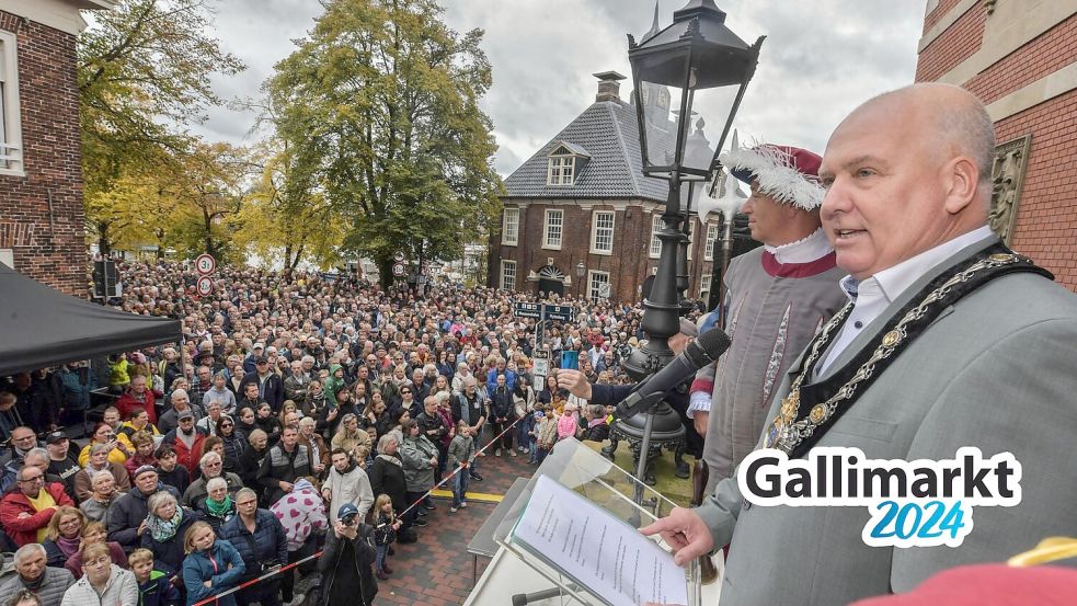 Claus-Peter Horst hielt als Bürgermeister eine Rede, in der er scherzhaft auf die Rolle der Übergangsjacke einging. Foto: Ortgies