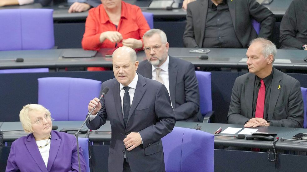 Olaf Scholz wehrte sich im Bundestag gegen Kritik der Union, die der Bundesregierung mangelnde Unterstützung Israels vorwarfen. Foto: Kay Nietfeld/dpa