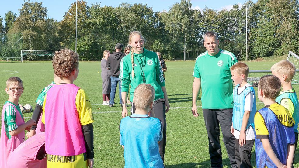 Kim Gerdsen (links, mit Co-Trainer Reno Christians) geht ganz in ihrer Aufgabe für die Fußballjugend des SV Leezdorf auf. Foto: Vortanz