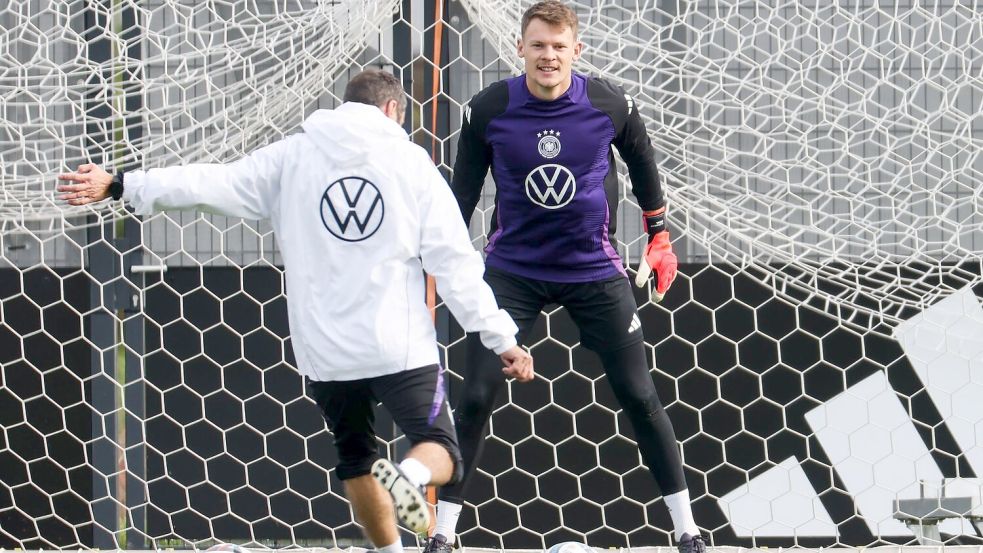 Warmschießen für das Länderspiel-Debüt: Torwart Alexander Nübel. Foto: Daniel Löb/dpa