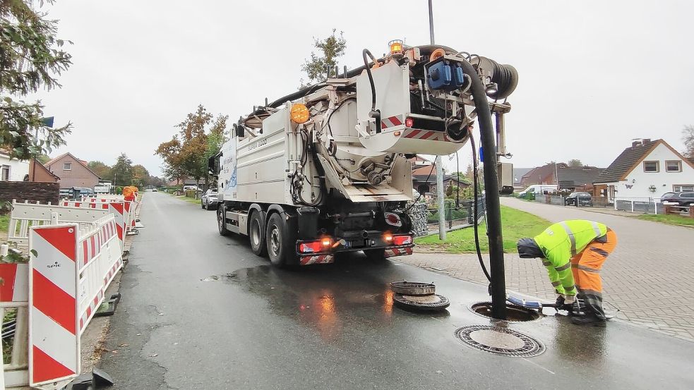 Ein Spülwagen ist auf dem Ritzweg in Moordorf im Einsatz. Foto: privat