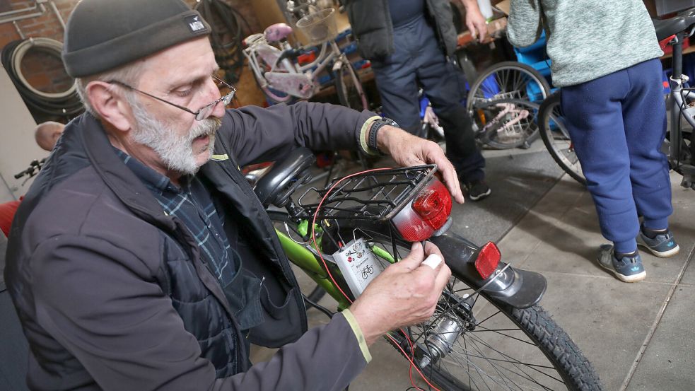 Licht-Check: Heiko Buss von der Fahrradwerkstatt im JUZ überprüft die Beleuchtung des Kinderrades. Foto: Romuald Banik