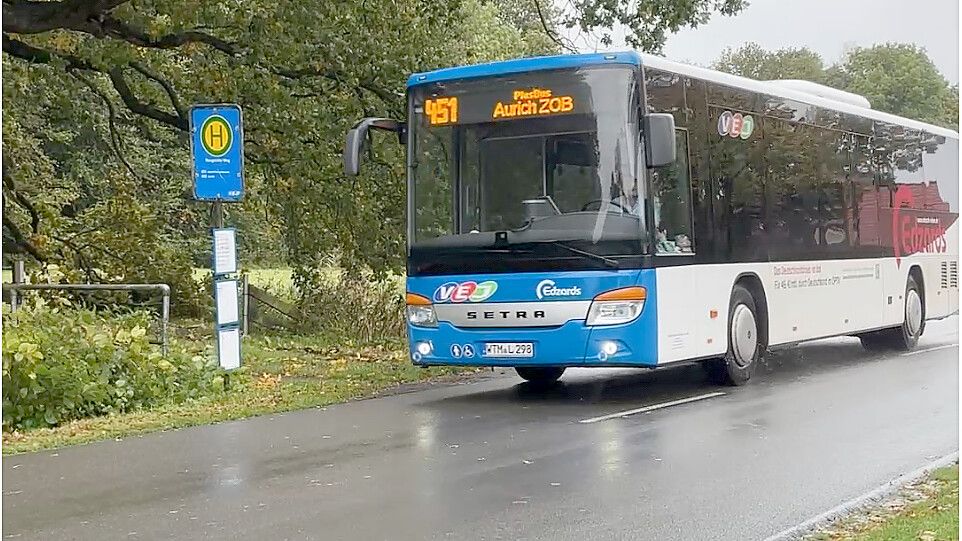 Am Wald versteckt und nur einen Katzensprung von der neuen Haltestelle am Rathaus in Ihlow liegt ein Zwischenstopp des Plus-Bus. Auf dem Foto fährt er zügig dran vorbei. Richtung Aurich. Foto: Christin Wetzel