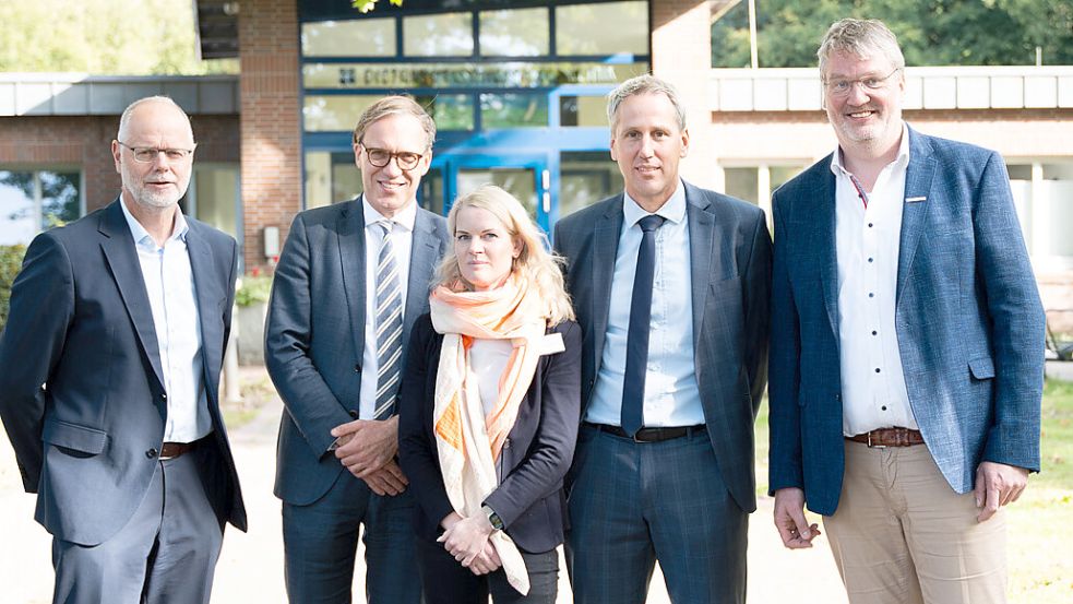 Freuen sich über die Rettung der Dietrich-Bonhoeffer-Klinik (von links): Interimsleiter Dr. Hans-Markus Johannsen, Insolvenzverwalter Berend Böhme, Chefärztin Dr. Angela Wenzel, Mario Behrends (Diakonie im Oldenburger Land) und Leinerstift-Vorstandschef Wolfgang Vorwerk. Foto: Abel Meyer/privat