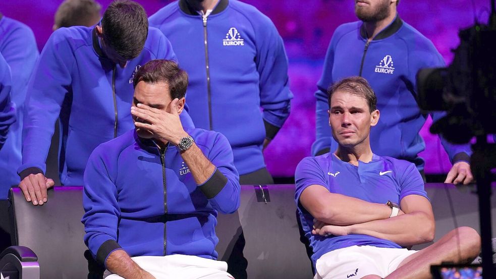 Tränen zum Abschied: Roger Federer (l) und Rafael Nadal. Foto: John Walton/Press Association/dpa