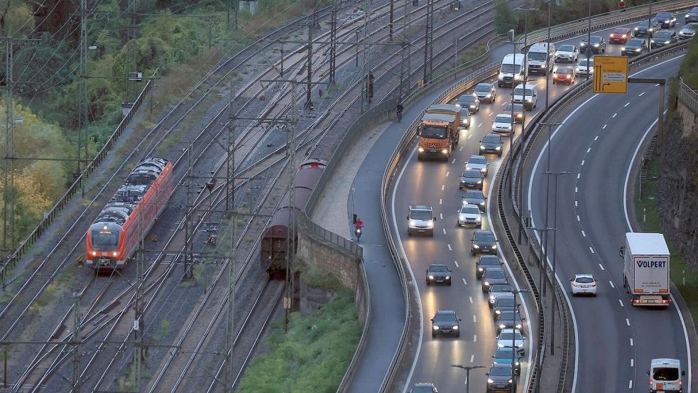 Für die Sanierung maroder Straßen, Schienen und Brücken schlagen die Verkehrsminister der Länder ein milliardenschweres Sondervermögen vor. (Archivbild) Foto: Karl-Josef Hildenbrand/dpa