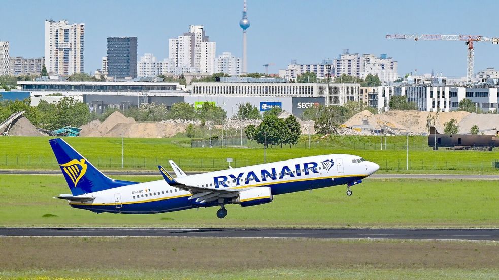 Ein Flugzeug der Fluggesellschaft Ryanair startet vom Hauptstadtflughafen Berlin Brandenburg BER. Foto: Patrick Pleul/dpa