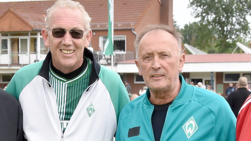 Gute Freunde: Manfred Kruse (links) und Dieter Burdenski am Rande des Werder-Legenden-Spiels Anfang Juni in Upgant-Schott. Foto: Thomas Dirks