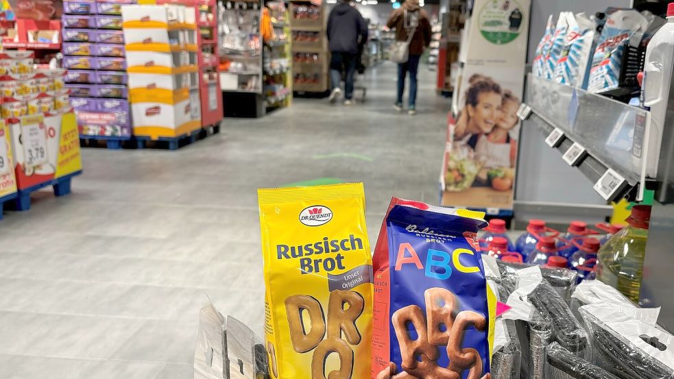 Der Hersteller aus Dresden nennt das Gebäck immer noch Russisch Brot, während Bahlsen aus Hannover die süßen Lettern als ABC bezeichnet. Klein gedruckt steht auf der Tüte allerdings noch die Ursprungsbezeichnung. Foto: Boschbach