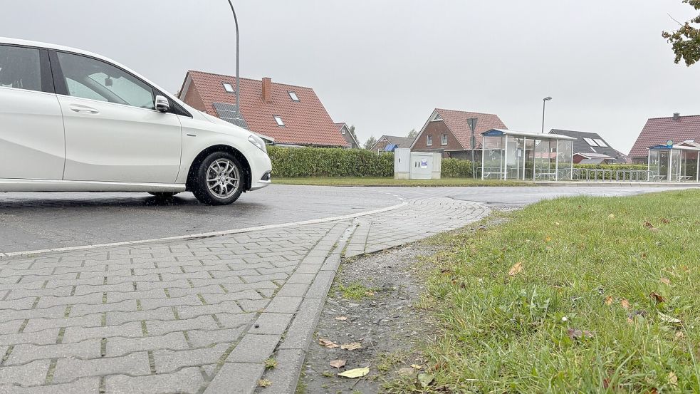 Die Bangsteder Kirchstraße muss überquert werden.