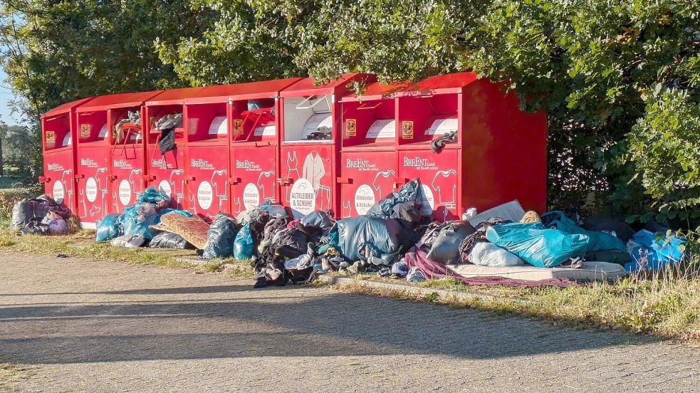 So sah es bis Mittwochmorgen am Standort der Kleidercontainer in Leezdorf aus. Foto: privat