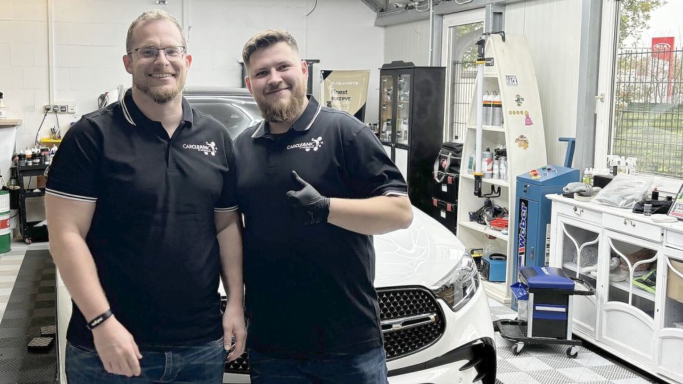 Bernd Heuermann (links) und Philipp Tahiri stehen vor einem Mercedes, bei dem sie gerade eine Keramikversiegelung aufgetragen haben. Foto: Lasse Paulsen