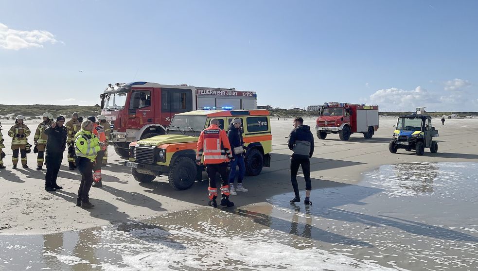 Feuerwehrleute, Rettungsschwimmer, Rettungsdienst und Polizei kümmerten sich am Freitagmittag um die Bergung und Versorgung eines in Not geratenen Kite-Surfers. Foto: Jacob Habinga