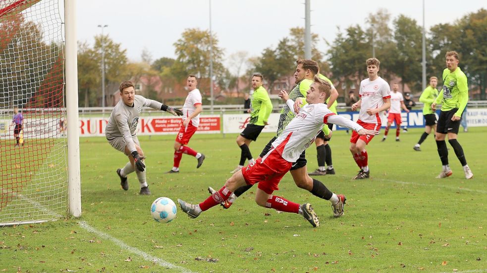 Kurz vor dem Halbzeitpfiff kam der Fehntjer Lennard Martens (vorne) einen Tick zu spät. Der Ball wurde noch von einem Larrelter Abwehrspieler zur Ecke abgewehrt. Foto: Wilfried Gronewold