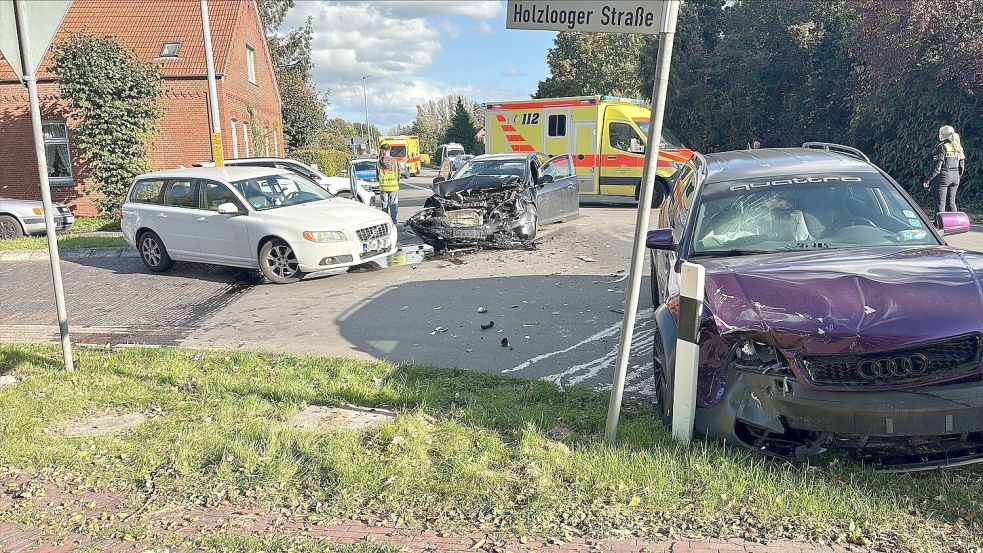 Mehrere Krankenwagen und Polizeifahrzeuge sind vor Ort. Die Beamten kümmern sich um die Unfallbeteiligten. Foto: Romuald Banik