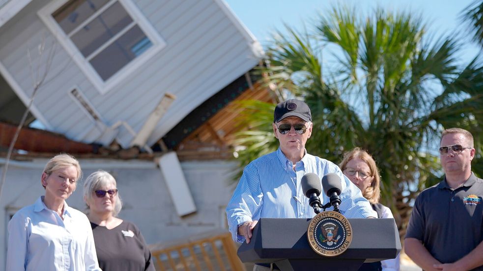 US-Präsident Joe Biden hat sich bei einem Besuch in Florida selbst ein Bild von den Schäden durch Hurrikan „Milton“ gemacht. Foto: Manuel Balce Ceneta/AP/dpa