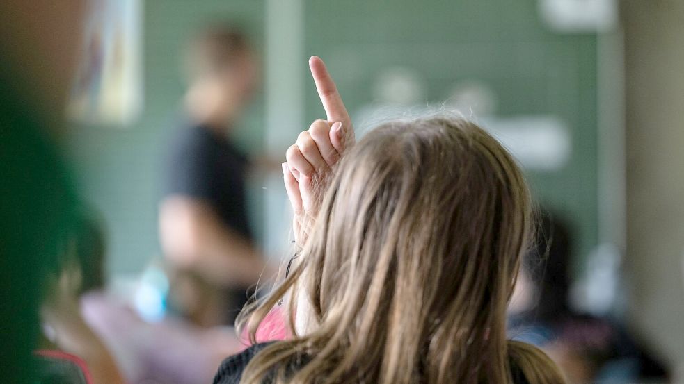 Ab dem Schuljahr 2026/2027 gibt es einen Rechtsanspruch auf Ganztagsbetreuung in der Grundschule. (Archivfoto) Foto: Marijan Murat/dpa