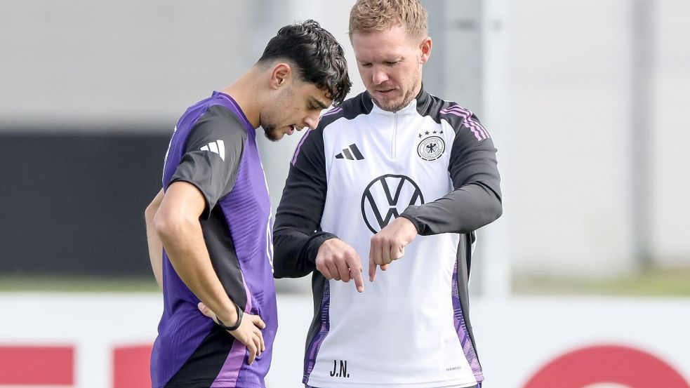 Bundestrainer Julian Nagelsmann (r) im Fachgespräch mit Aleksandar Pavlovic beim Training. Foto: Daniel Löb/dpa