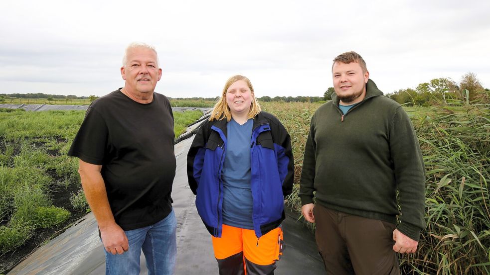 Zwischen den Schilfbeeten: Betriebsleiter Wolfgang Henning (links) mit der neuen Auszubildenden Tabea Heeren und Derrick Saathoff, der neben den Aufgaben als Betriebsleiter auch für die Ausbildung zuständig ist. Foto: Böning