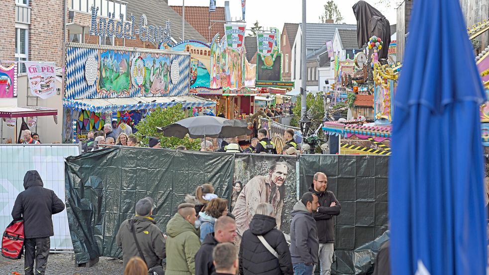 Einsatzkräfte haben auf dem Gallimarkt einen Sichtschutz aufgebaut. Am Nachmittag war ein Fahrgeschäft in Brand geraten. Foto: DPA