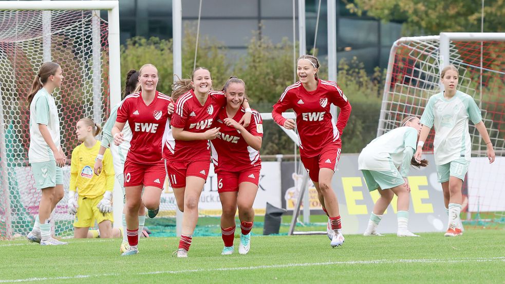 Freude pur herrschte mehrfach auf dem Auricher Ellernfeld im DFB-Pokalachtelfinale gegen Werder Bremen. Teresa Frizberg (von links) Emilia Kanakhovska und Lynn Kupetz bejubeln das 2:0 von Lucy Minne (Dritte von rechts). Fotos: Helmut Vortanz