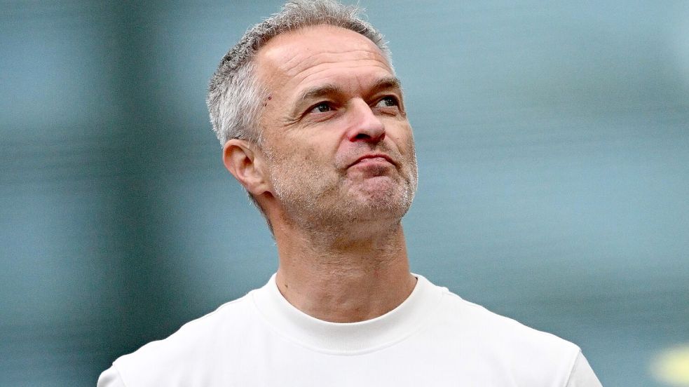 Christian Wück feiert im Wembley-Stadion gegen England sein Debüt als Trainer der deutschen Fußballerinnen. Foto: Sebastian Christoph Gollnow/dpa