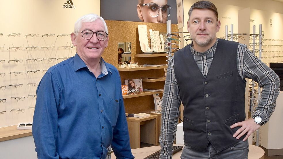 Ernst Moltz (rechts) und sein Vater Theo im Jahr 2019 in ihrem Marienhafer Fachgeschäft. Bis Ernst Moltz dort wieder arbeiten kann, dauert es noch einige Zeit. Foto: Thomas Dirks