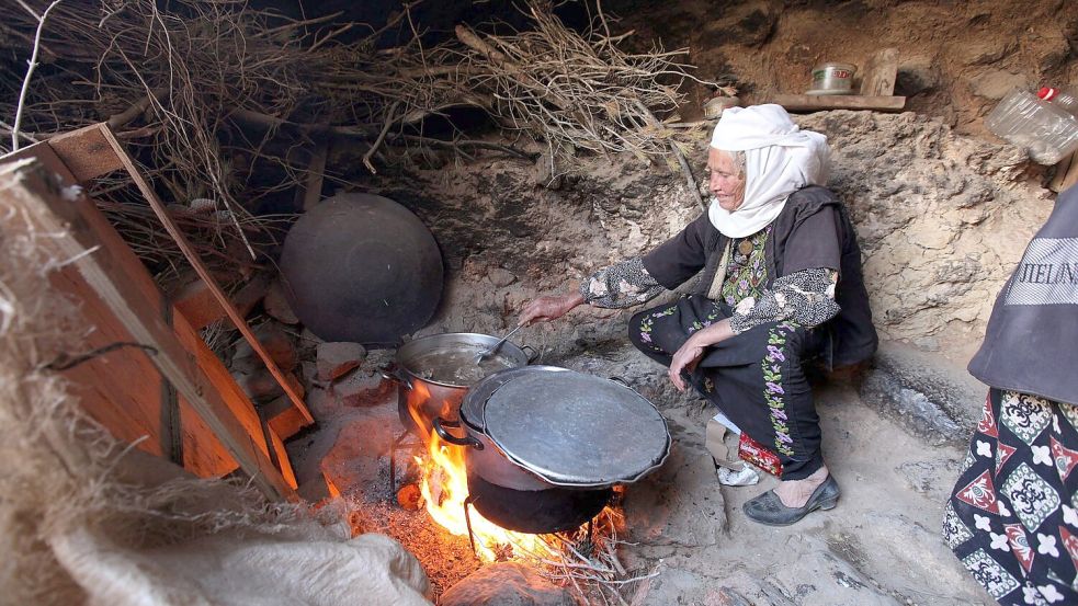 Entwicklungsländer sind von sauberen Energien auch für das tägliche Kochen oft noch abgeschnitten. (Archivbild) Foto: Abed Al Hashlamoun/dpa