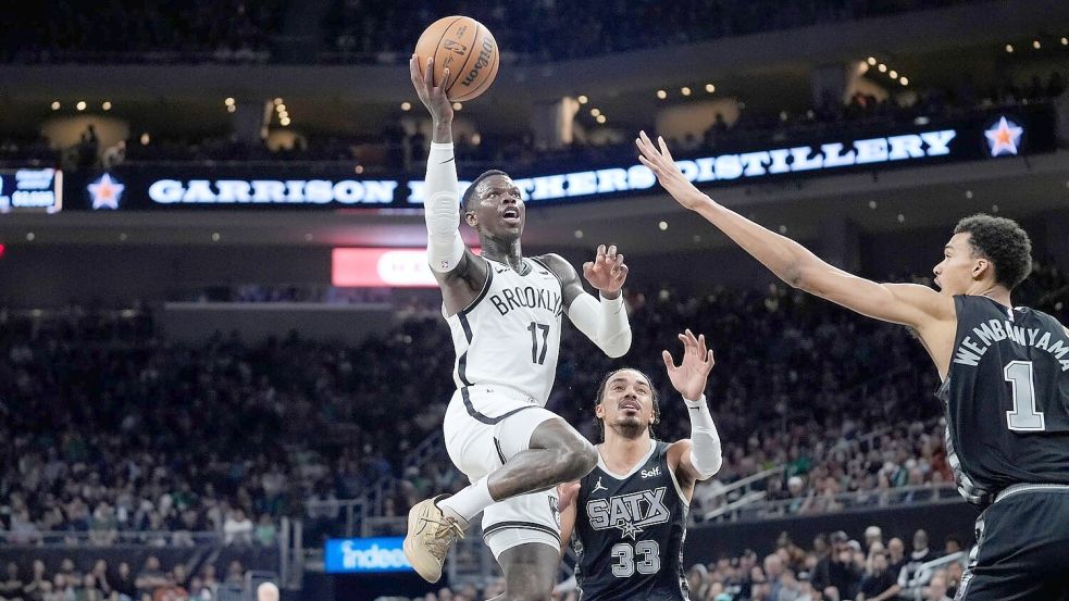 Dennis Schröder (l) will mit den Brooklyn Nets in die Playoffs. Foto: Eric Gay/AP/dpa