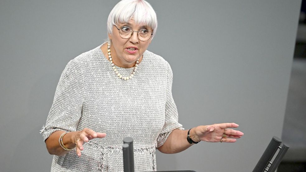 Claudia Roth (Bündnis 90/Die Grünen), Staatsministerin für Kultur und Medien, spricht in der Generaldebatte über den Haushalt 2025 im Bundestag. Sie ist auch für das neue Games-Stipendienprogramm zuständig. Foto: Philip Dulian/dpa