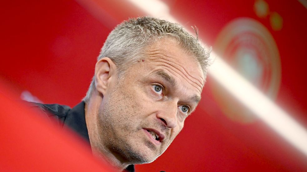 Der neue Bundestrainer der Fußballerinnen wird sein Debüt im legendären Wembley-Stadion feiern. Foto: Arne Dedert/dpa