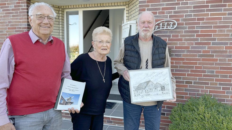 Bernhard (links) und Renate Kyborg verbringen fast 80 Jahre nach der Aktion Storch derzeit ihren Urlaub im Haus Nr. 113, direkt neben dem früheren Hof der Gasteltern. Kyborgs Erinnerungen sind Teil der Chronik ihres Wiegboldsburer Nachbarn Hermann Neeland geworden, der zum Dank ein Bild seines Hauses geschenkt bekam. Foto: Karin Böhmer