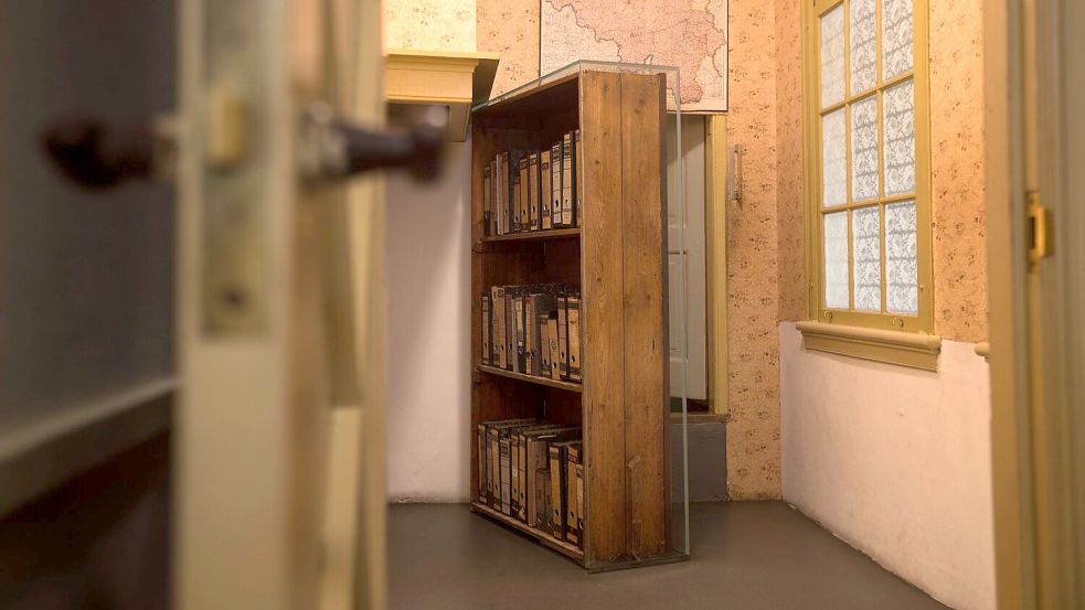 Der Durchgang zu einem geheimen Anbau ist in der Dauerausstellung im Anne-Frank-Haus zu sehen. (Archivfoto) Foto: Peter Dejong/AP/dpa