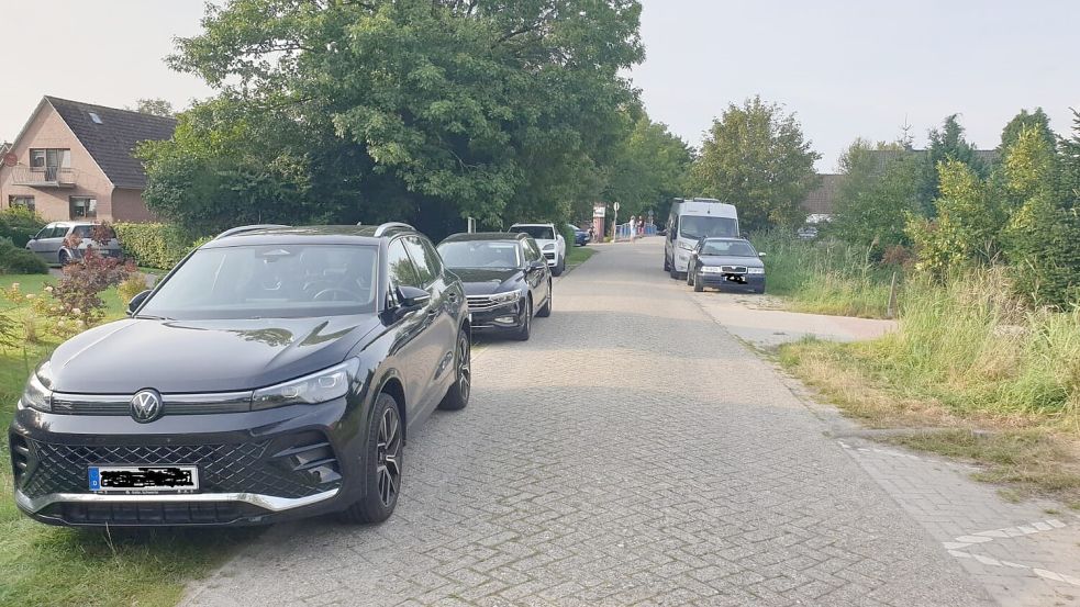 Nur auf dem Seitenstreifen rechts im Foto dürfte geparkt werden. Doch gerade zu Stoßzeiten halten sich nicht alle Fahrer daran. Foto: privat