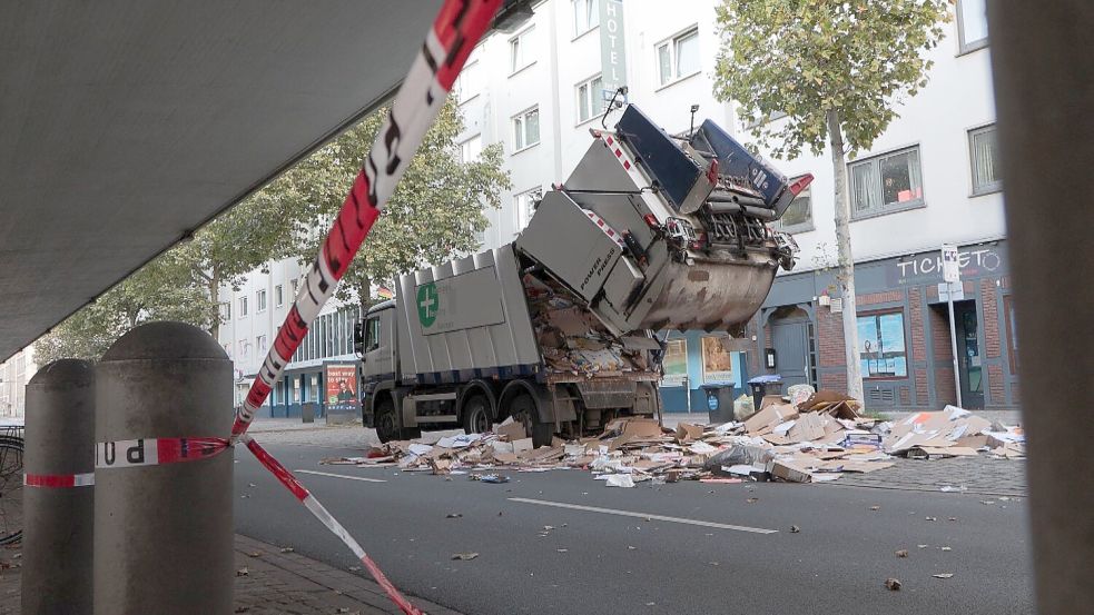 In diesem Müllwagen wurde am Mittwochmorgen ein toter Mann gefunden. Foto: Nonstopnews