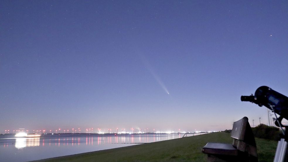 Sicht auf den Kometen aus Emden mit Blick auf Delfzijl. Foto: Sabrina Enderle-Kleb