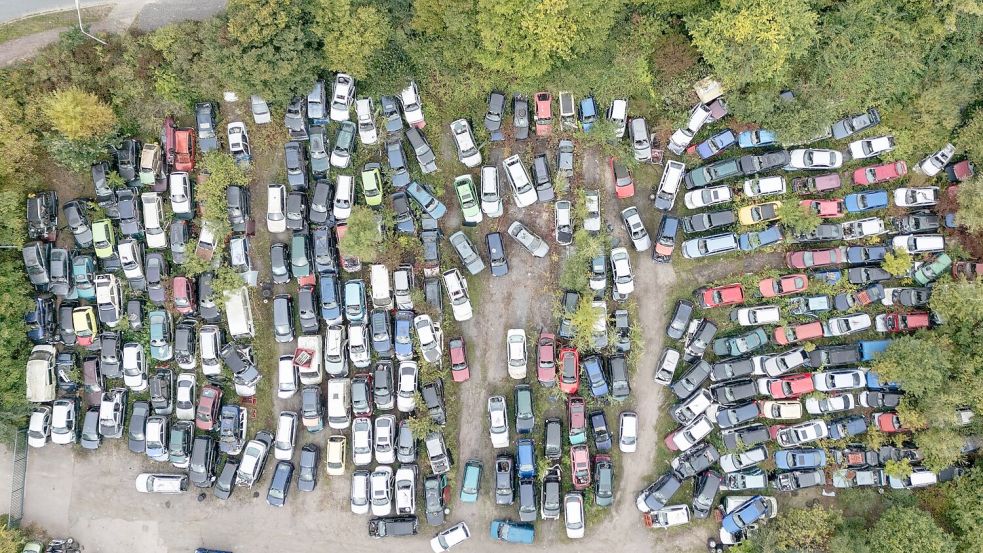 Eine Abwrackprämie kann einer neuen Studie zufolge zur Erreichung der Klimaziele beitragen. (Symbolbild) Foto: Boris Roessler/dpa